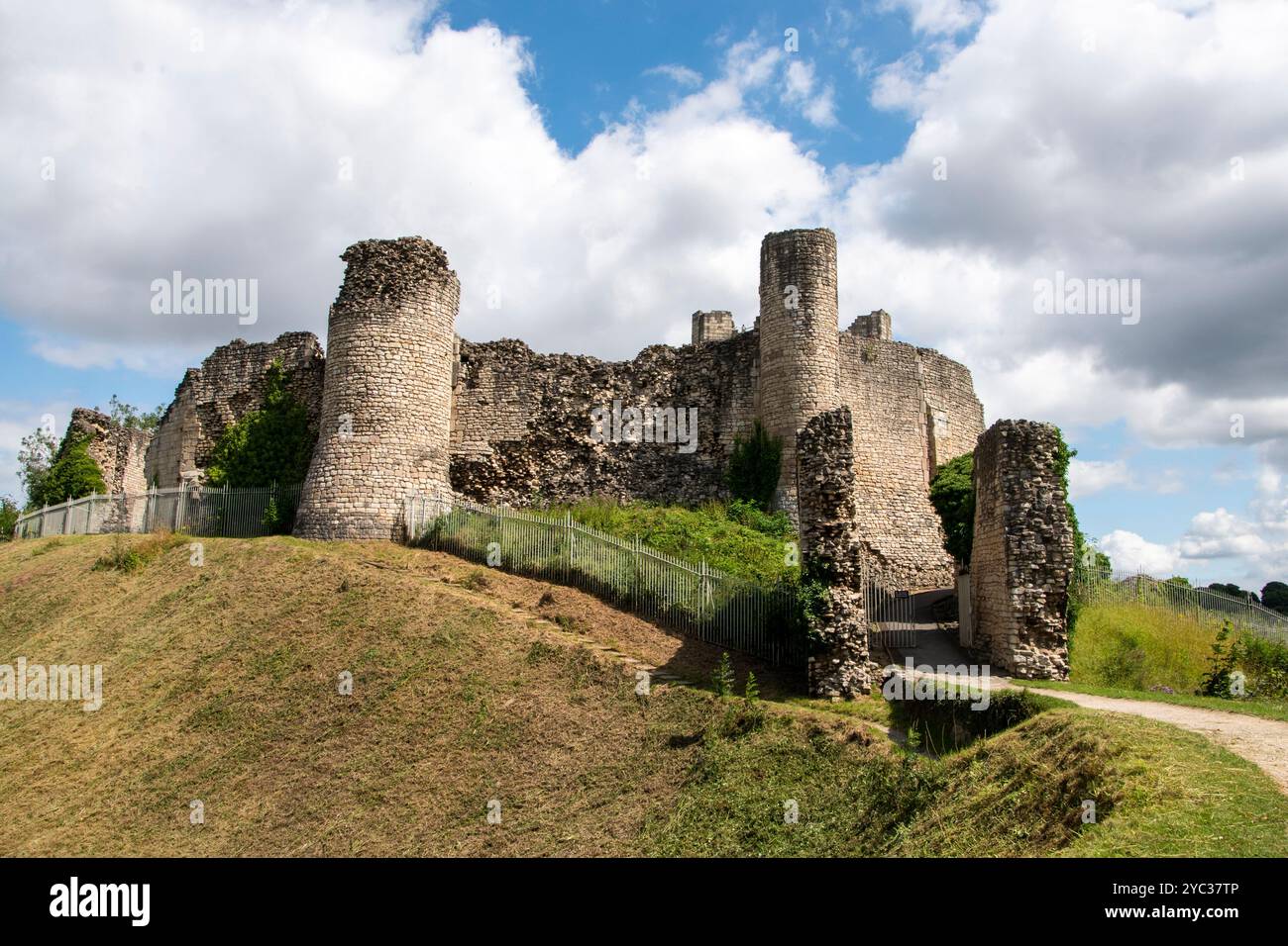 Yorkshire, Royaume-Uni – 23 juillet 2024 : le château de Conisbrough est une fortification médiévale du XIIe siècle et une inspiration derrière Ivanhoe de Sir Walter Scott Banque D'Images