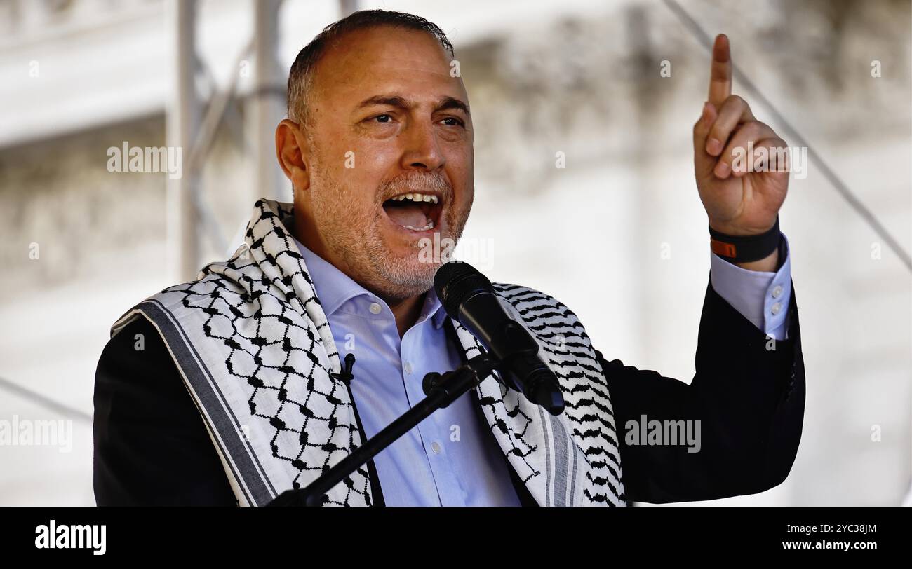 Angleterre, Londres, Whitehall, 5 octobre 2024, Husam Zomlot, ambassadeur palestinien au Royaume-Uni s'exprimant lors d'un rassemblement pro-palestinien devant Downing Street. Banque D'Images