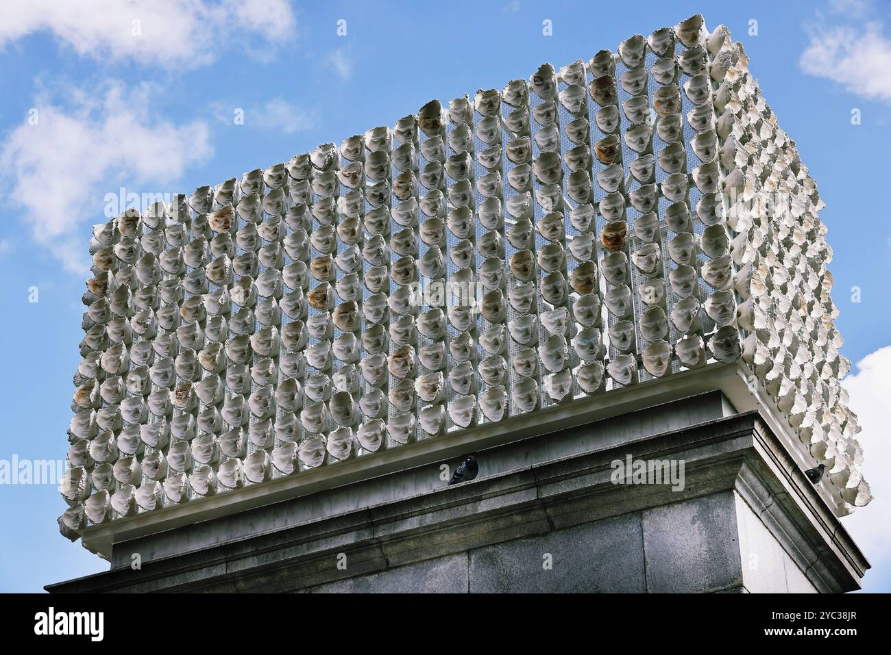 Angleterre, Londres, Trafalgar Square, la National Gallery et le quatrième socle avec sculpture de l'artiste Teresa Margolies. Banque D'Images