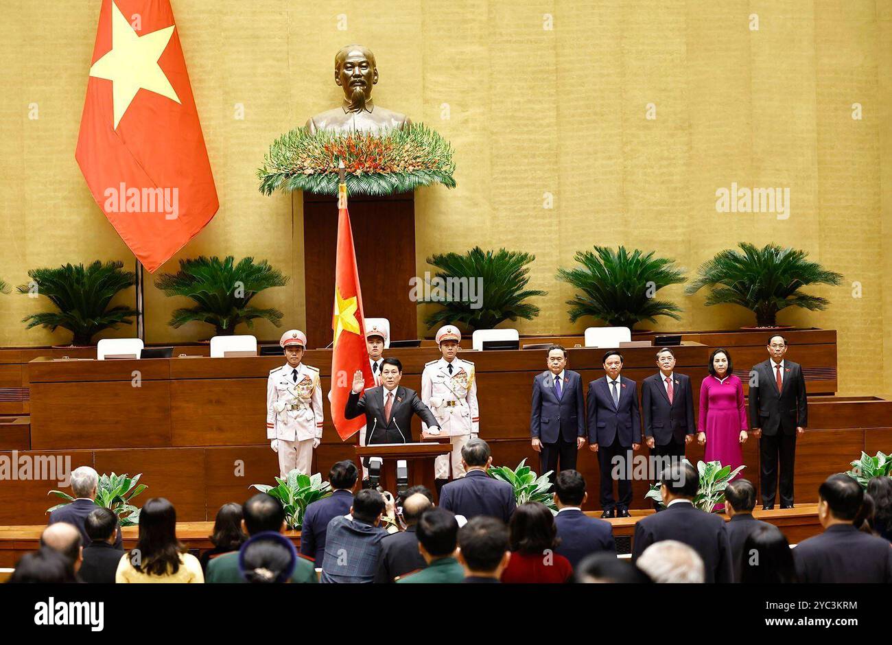 Hanoi, Vietnam. 21 octobre 2024. Luong Cuong assiste à une cérémonie de prestation de serment à Hanoi, Vietnam, le 21 octobre 2024. Luong Cuong, membre du Bureau politique du Comité central du Parti communiste du Vietnam (CPV) et membre permanent du Secrétariat du Comité central du CPV, a été élu président du Vietnam lundi, ont rapporté les médias locaux. Crédit : document distribué par VNA/Xinhua/Alamy Live News Banque D'Images