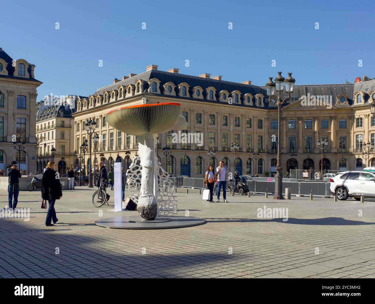Paris, France, 10.16.2024 place Vendôme avec un champignon géant au milieu pour le salon Art Basel Paris 2024 Banque D'Images