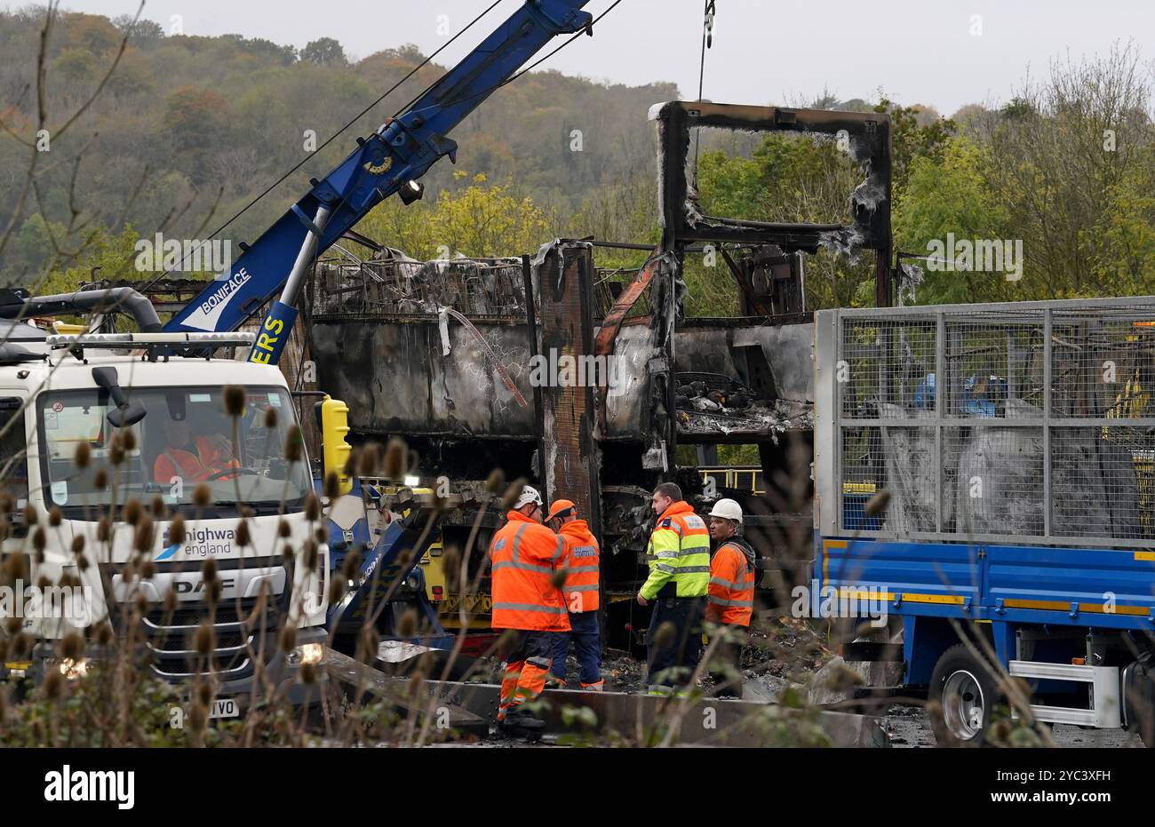 Services de récupération sur les lieux de l'autoroute M25 entre la jonction 5 dans le Kent et la jonction 6 dans le Surrey après un incendie de camion. Date de la photo : lundi 21 octobre 2024. Banque D'Images