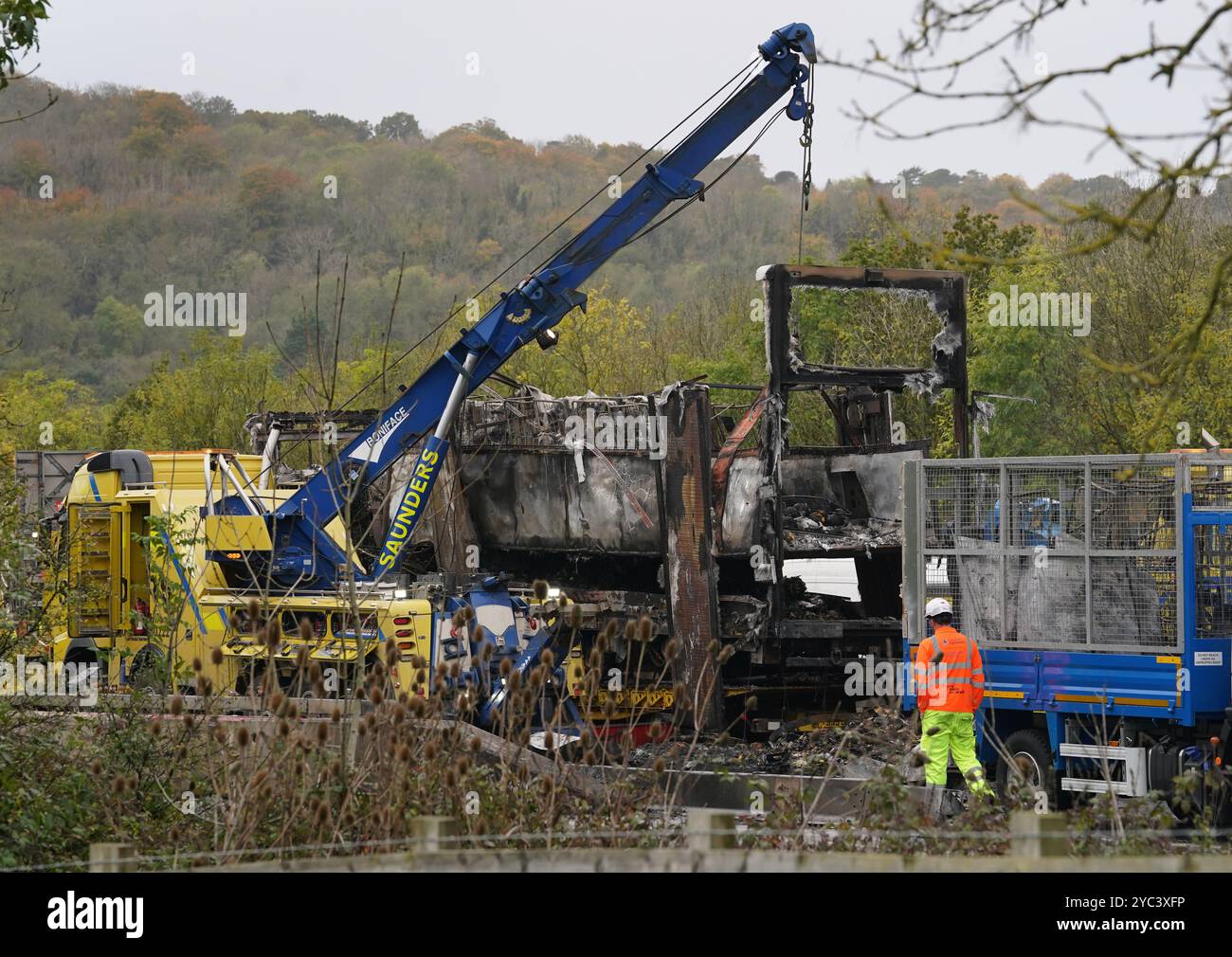 Services de récupération sur les lieux de l'autoroute M25 entre la jonction 5 dans le Kent et la jonction 6 dans le Surrey après un incendie de camion. Date de la photo : lundi 21 octobre 2024. Banque D'Images