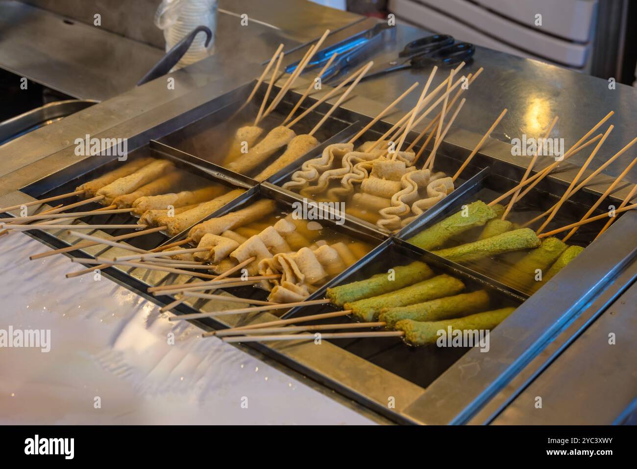 Odeng (brochettes de gâteau de poisson) la nourriture de rue populaire en Corée du Sud Banque D'Images