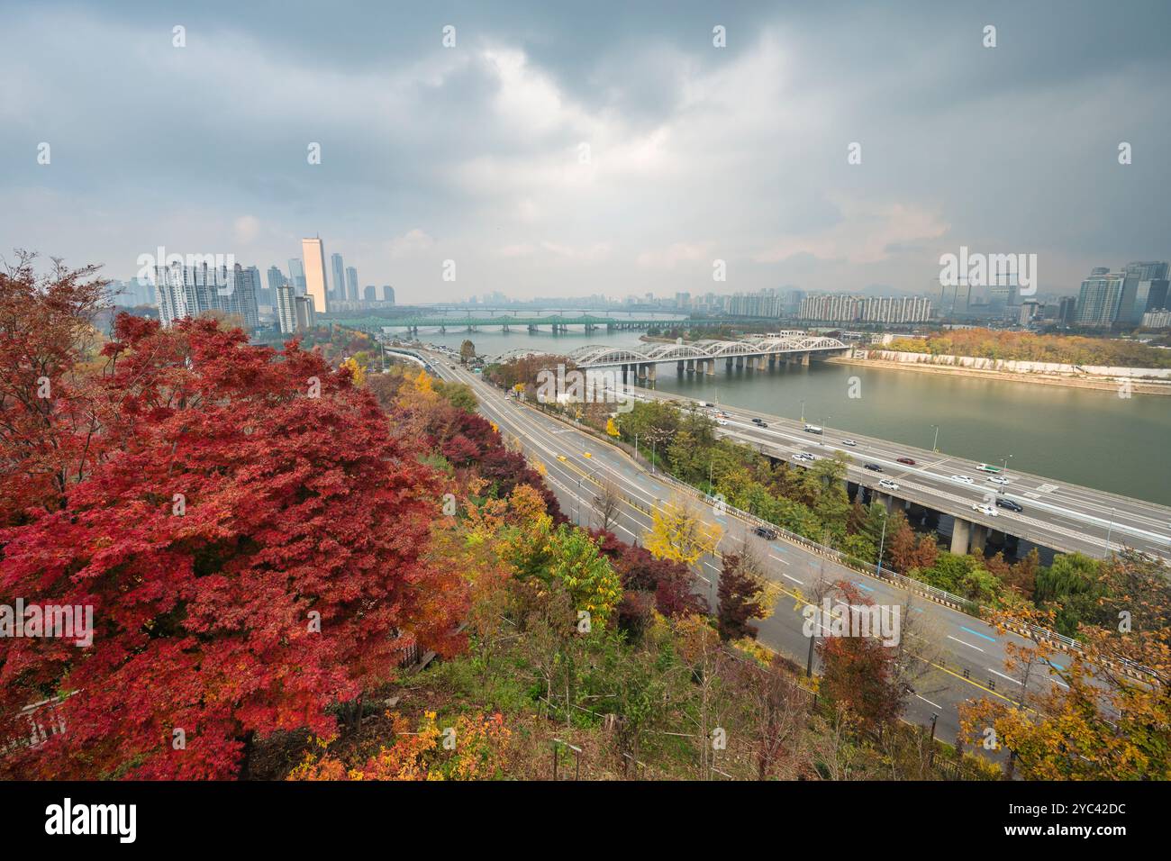 Séoul Corée du Sud vue sur l'île Yeouido et la rivière Han depuis le parc Yongbongjeong en automne Banque D'Images