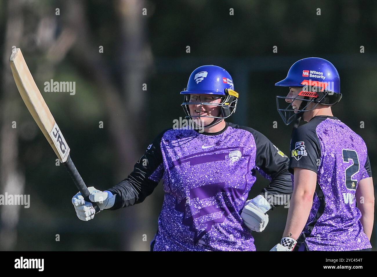 Sydney, Australie. 20 octobre 2024. Lizelle Lee de Hobart Hurricanes lève sa batte pour célébrer son demi-siècle lors du match final du T20 Spring Challenge entre Brisbane Heat et Hobart Hurricanes à Cricket Central. Hobart Hurricanes a remporté l'édition inaugurale du T20 Spring Challenge, un nouveau tournoi national de cricket féminin australien, en battant Brisbane Heat par 5 guichets dans le dernier ballon du match. Brisbane Heat : 133/9, Hobart Hurricanes : 134/5. Crédit : SOPA images Limited/Alamy Live News Banque D'Images