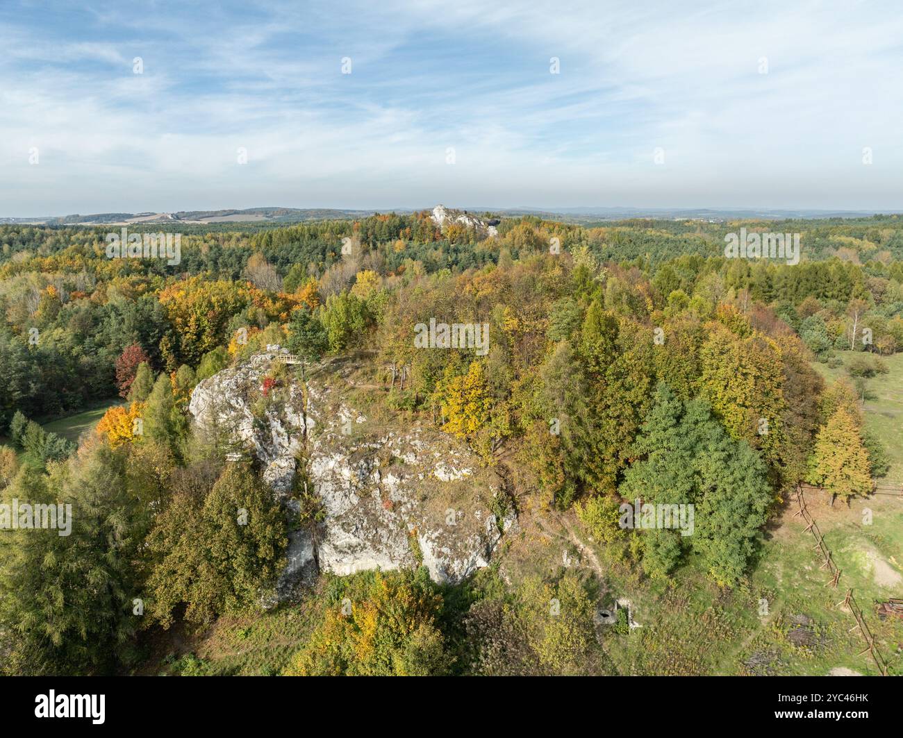 Vue aérienne par drone de la forteresse sur Birow Hill. Colline de roche calcaire en automne. Bastion reconstruite sur Birow Hill dans les hautes terres Czestochowa dans le Banque D'Images