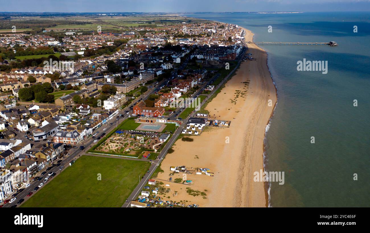 Vue aérienne de Walmer Green, vue sur Walmer Adventure Golf, et Deal Pier. Banque D'Images