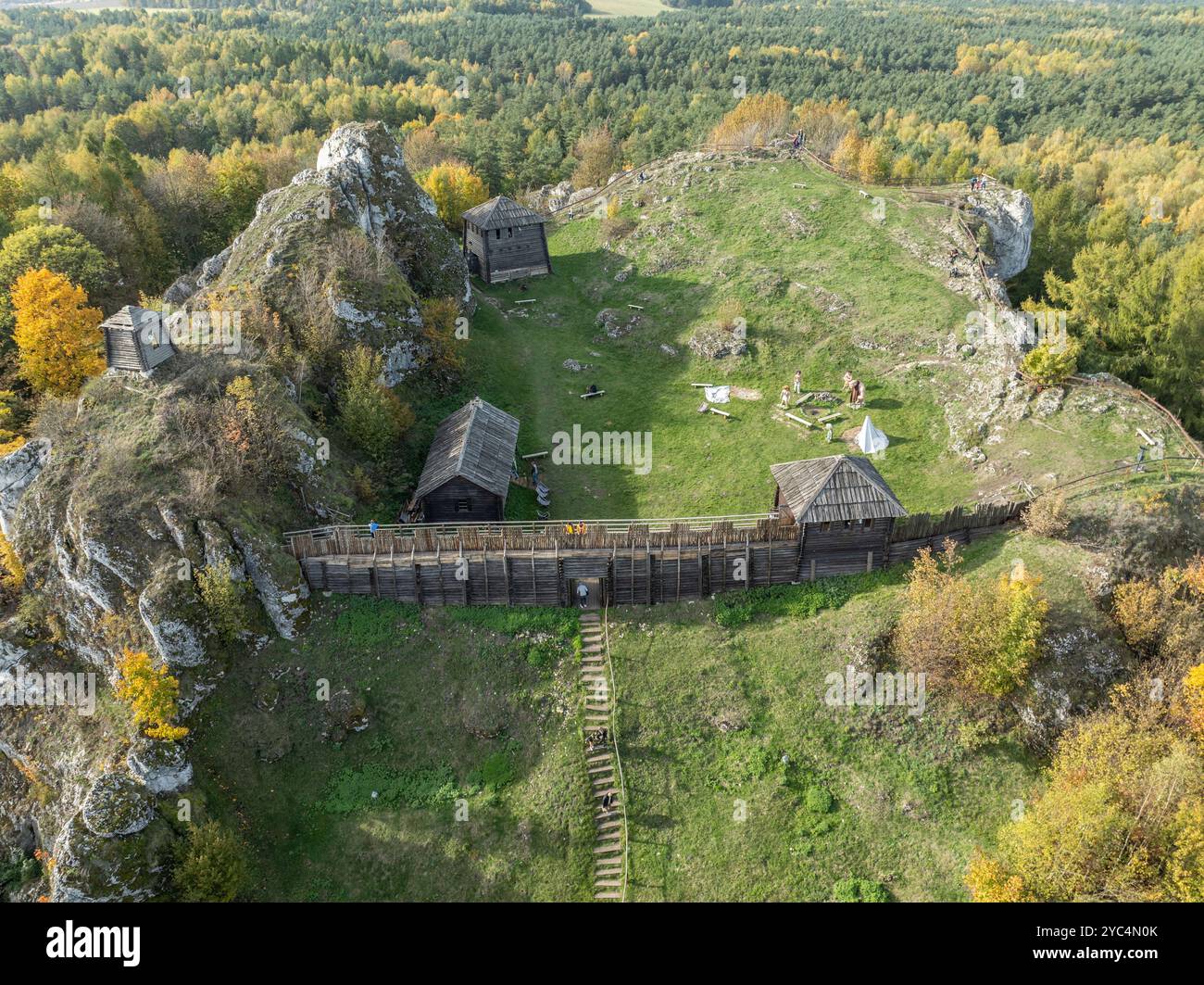 Vue aérienne par drone de la forteresse sur Birow Hill. Colline de roche calcaire en automne. Bastion reconstruite sur Birow Hill dans les hautes terres Czestochowa dans le Banque D'Images