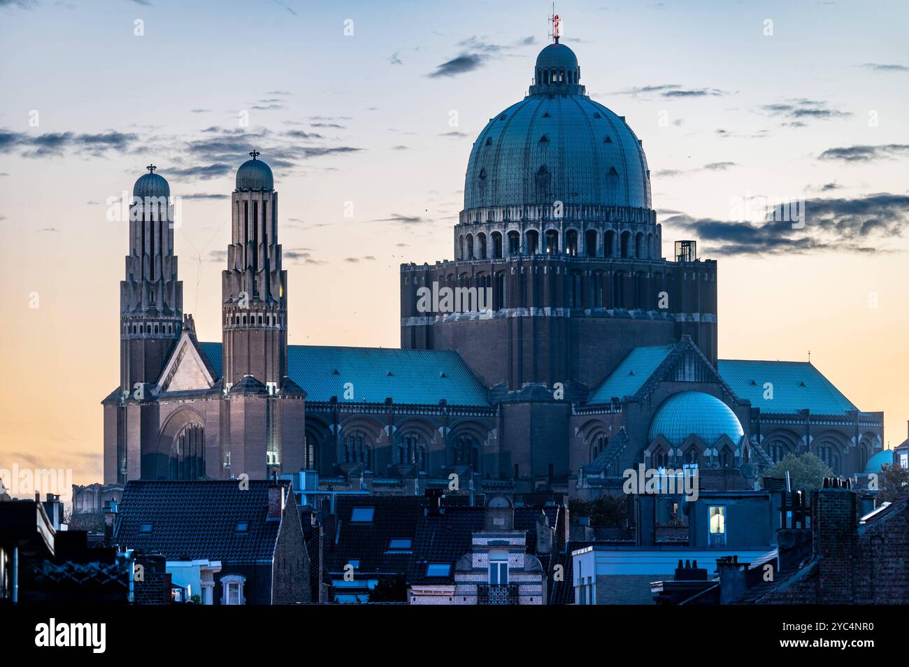 La Basilique nationale du Sacré-cœur pendant l'heure d'or à Koekelberg, région de Bruxelles-capitale, Belgique, 16 octobre 2024 Banque D'Images