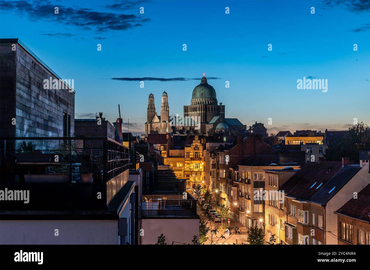 La Basilique nationale du Sacré-cœur pendant l'heure d'or à Koekelberg, région de Bruxelles-capitale, Belgique, 16 octobre 2024 Banque D'Images
