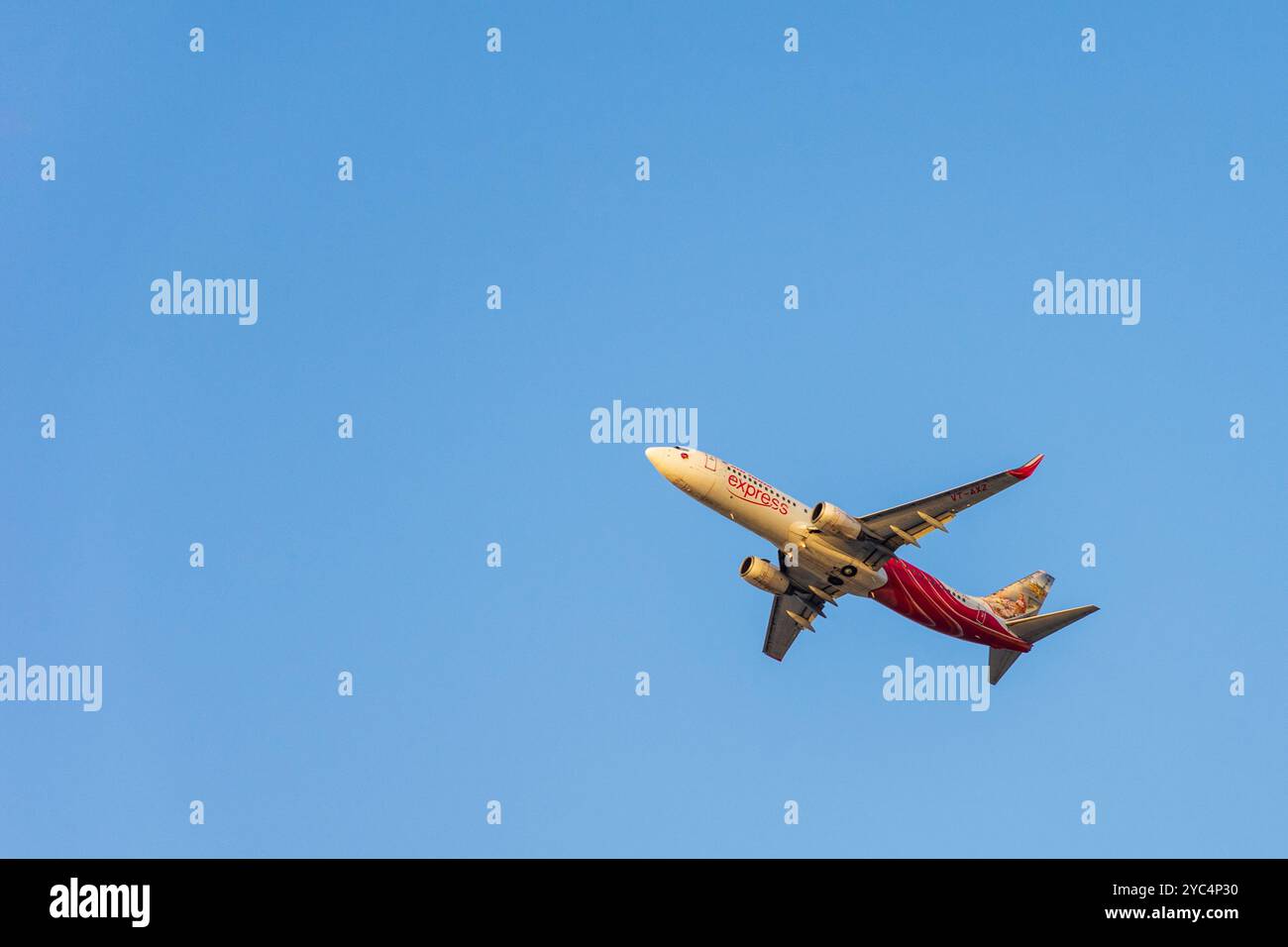 Un Boeing 737-800 d'Air India Express décollant contre un ciel bleu clair. Banque D'Images