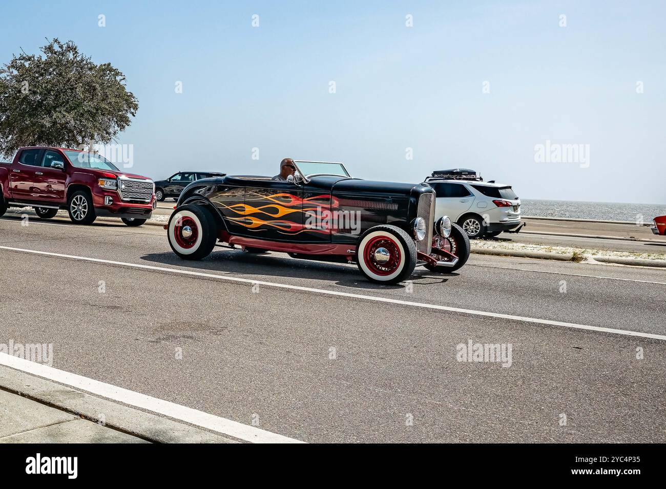 Gulfport, MS - 04 octobre 2023 : vue d'angle avant grand angle d'un Highboy Roadster Ford modèle B 1932 lors d'un salon automobile local. Banque D'Images