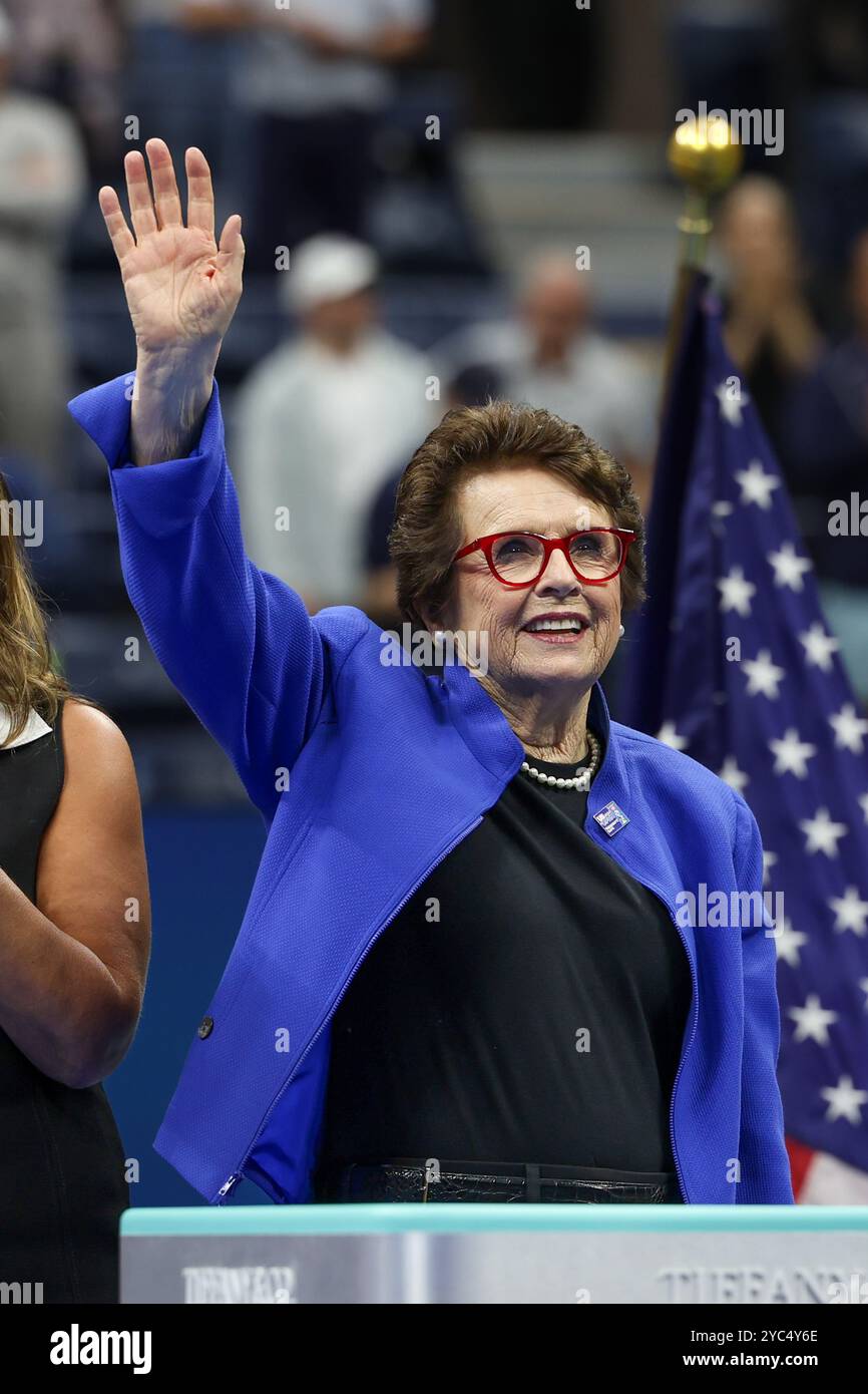 Billie Jean King, légende du tennis, fait des vagues lors de la présentation du trophée des célibataires féminins aux US Open 2024 Championships, Billie Jean King Tennis Center Banque D'Images