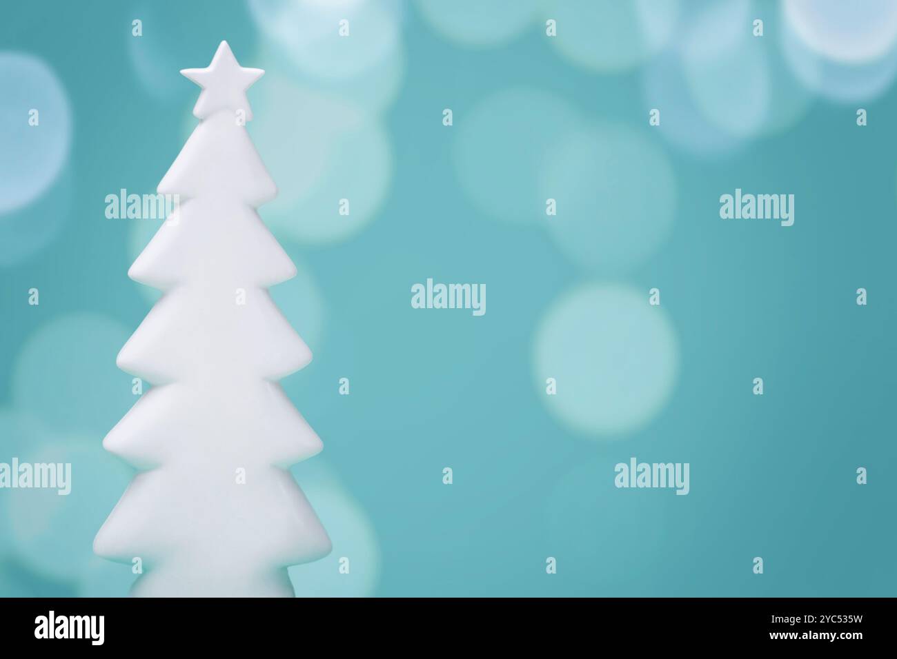 Arbre de Noël blanc sur fond bleu sarcelle Banque D'Images