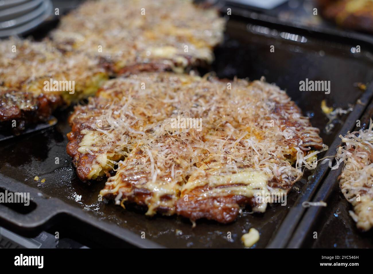 Okonomiyaki est un type de teppanyaki fabriqué avec une variété de pâtes et garnitures dans tout le Japon Banque D'Images