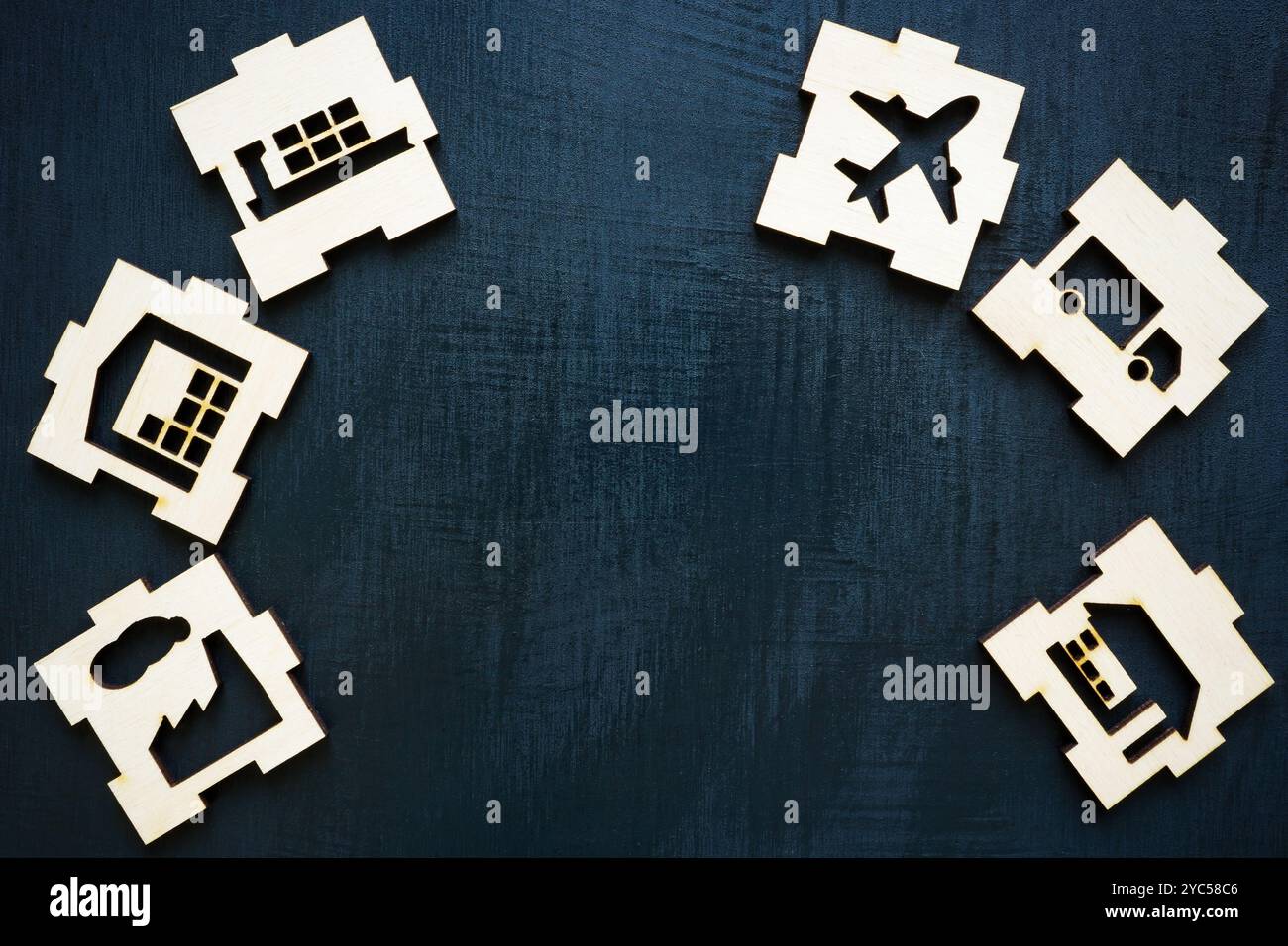 Pièces de puzzle avec chaîne d'approvisionnement et logistique. Symbolise l'efficacité opérationnelle. Banque D'Images