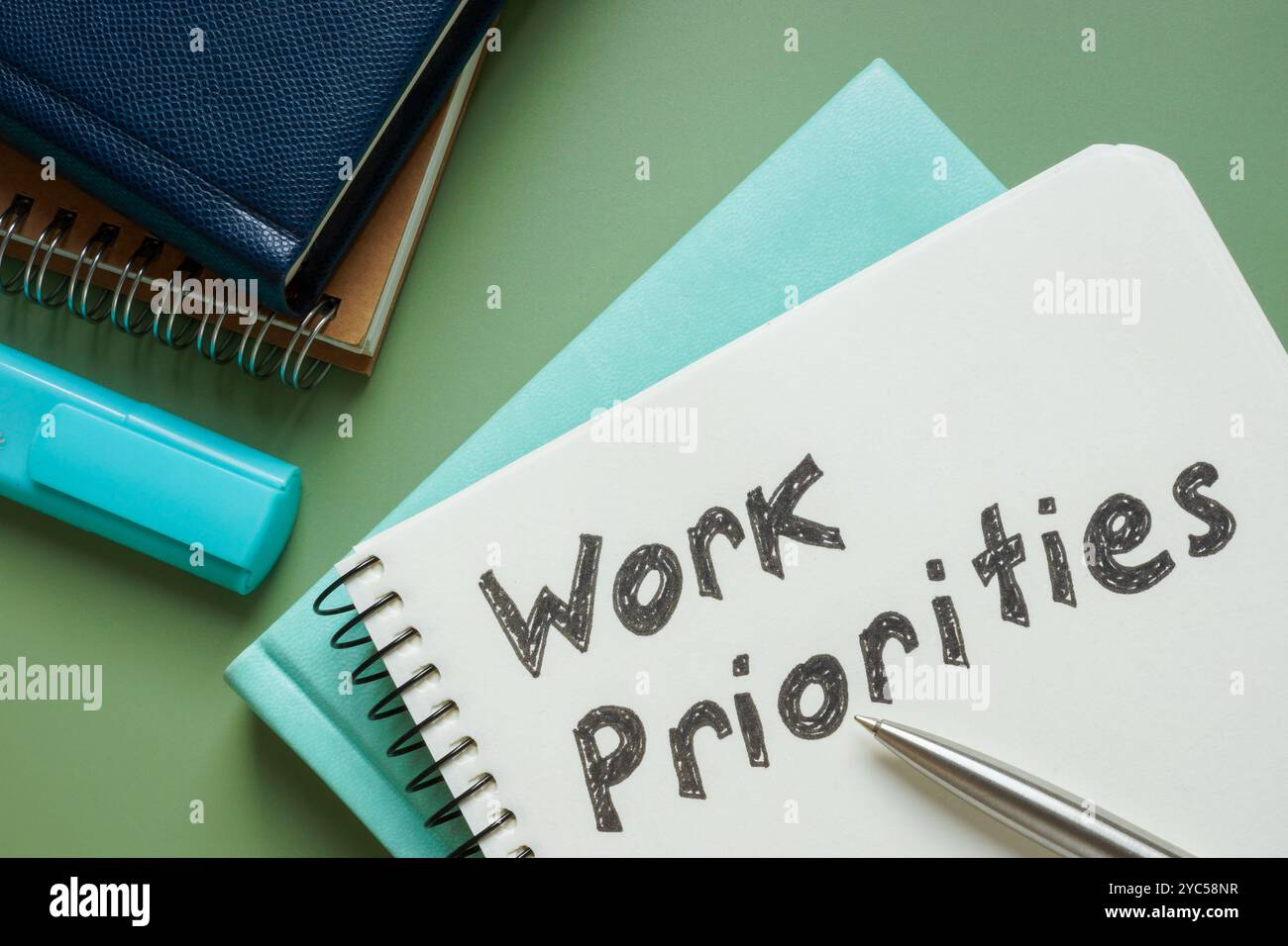 Bloc-notes avec notes sur les priorités de travail. Organisation et productivité. Banque D'Images