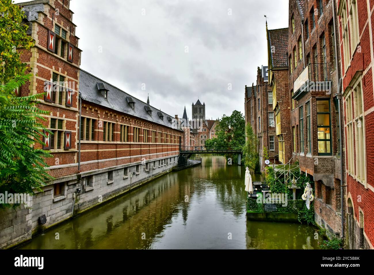 Oude vismijn et les bâtiments bordant la rivière Leie, clocher de l'église Saint-Nicolas qui se profile à l'horizon, d'un pont sur Rekelingestraat, Gand Banque D'Images