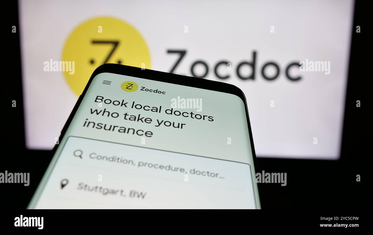 Téléphone portable avec le site Web de la société américaine de télémédecine Zocdoc Inc sur l'écran devant le logo de l'entreprise. Concentrez-vous sur le coin supérieur gauche de l'écran du téléphone. Banque D'Images