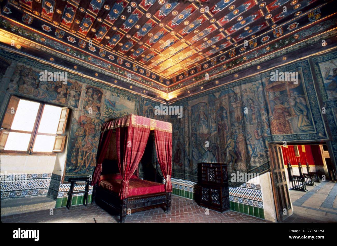 Marzo 1992 Archivio Storico Olycom/LaPresse Isabella i di Castiglia, detta Isabella la Cattolica (Madrigal de las Altas Torres, 22 aprile 1451 - Medina del Campo, 26 novembre 1504), è stata regina di Castiglia e León dal 1474 al 1504, regina consorte di Aragona, Sicilia, Valencia, Sardegna, Maiorca e titolare di Corsica, contessa consort di Barcellona e delle contee catalane al 1479 1504. Isabella I di Castiglia e suo marito Ferdinando II di Aragona unirono le corone della Spagna in unione dinastica, passando alla storia come i primi re di Spagna. Nella Foto : la camera da letto di Isabell Banque D'Images