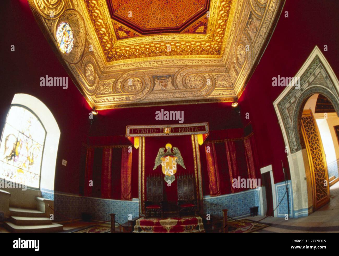 Marzo 1992 Archivio Storico Olycom/LaPresse Isabella i di Castiglia, detta Isabella la Cattolica (Madrigal de las Altas Torres, 22 aprile 1451 - Medina del Campo, 26 novembre 1504), è stata regina di Castiglia e León dal 1474 al 1504, regina consorte di Aragona, Sicilia, Valencia, Sardegna, Maiorca e titolare di Corsica, contessa consort di Barcellona e delle contee catalane al 1479 1504. Isabella I di Castiglia e suo marito Ferdinando II di Aragona unirono le corone della Spagna in unione dinastica, passando alla storia come i primi re di Spagna. Nella Foto : Sala del Trono di Isabella la Banque D'Images