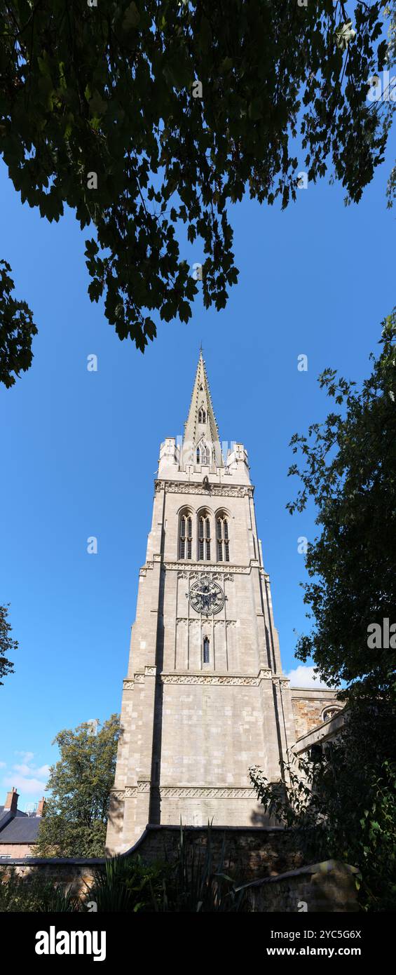 Tour et clocher de l'église paroissiale chrétienne des Saints Pierre et Paul, Kettering, Angleterre. Banque D'Images
