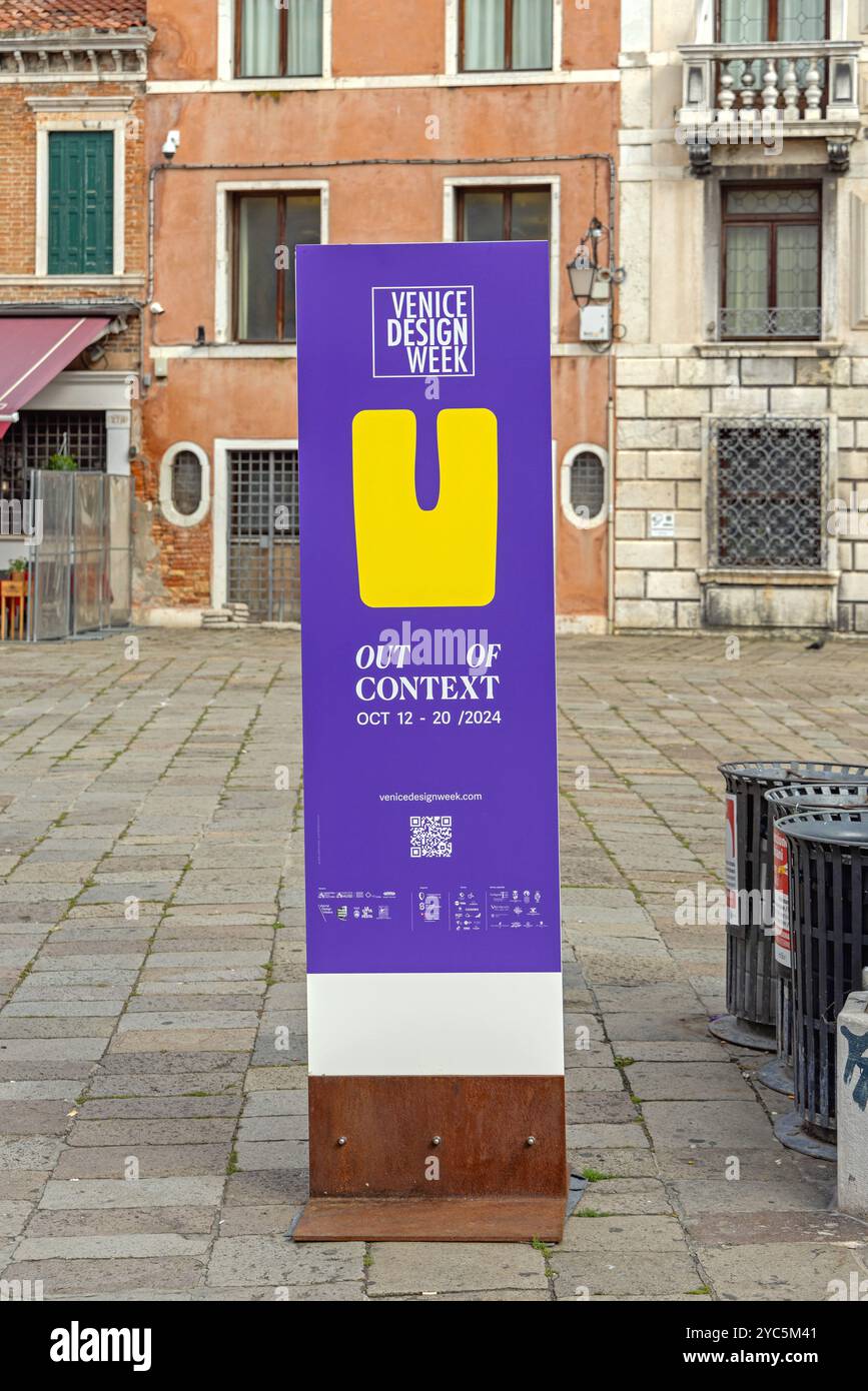 Venise, Italie - 10 octobre 2024 : panneau d'information TOTEM Pillar semaine du design de Venise hors contexte à Street in Old Town. Banque D'Images