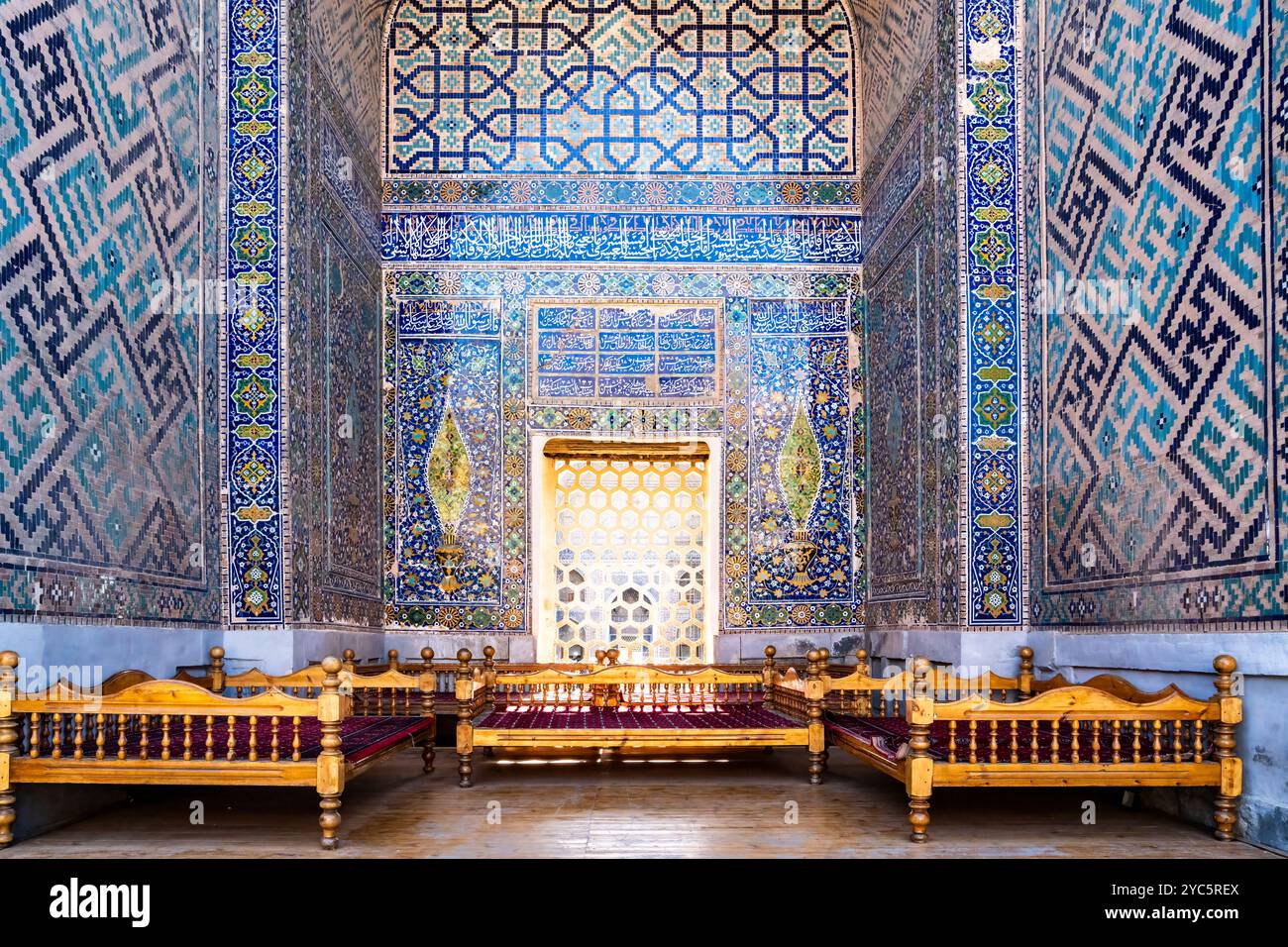 Samarcande, Ouzbékistan-12 août 2023 : marcher à l'intérieur des madrasas historiques sur la place du Registan pendant une journée ensoleillée Banque D'Images