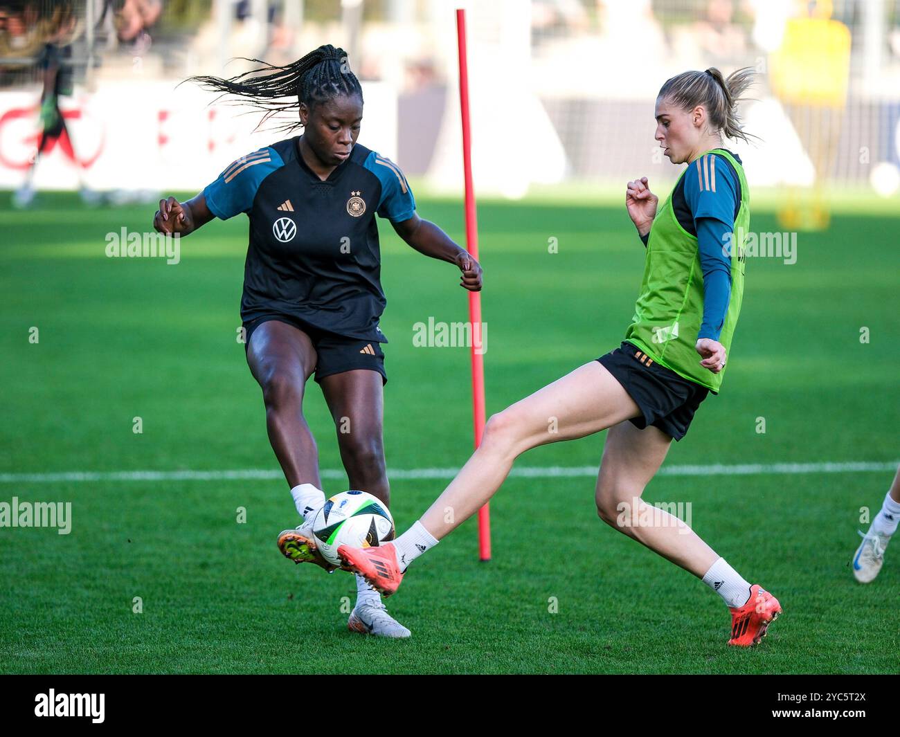 Francfort, Deutschland. 21 octobre 2024. Nicole Anyomi (Deutschland) im Zweikampf mit Jule Brand (Deutschland), GER, DFB Fussball Frauen Nationalmannschaft, Oeffentliches Training, vor dem Laenderspiel England gegen Deutschland AM 25 Oktober. 21.10.2024. Foto : Eibner-Pressefoto/Florian Wiegand crédit : dpa/Alamy Live News Banque D'Images