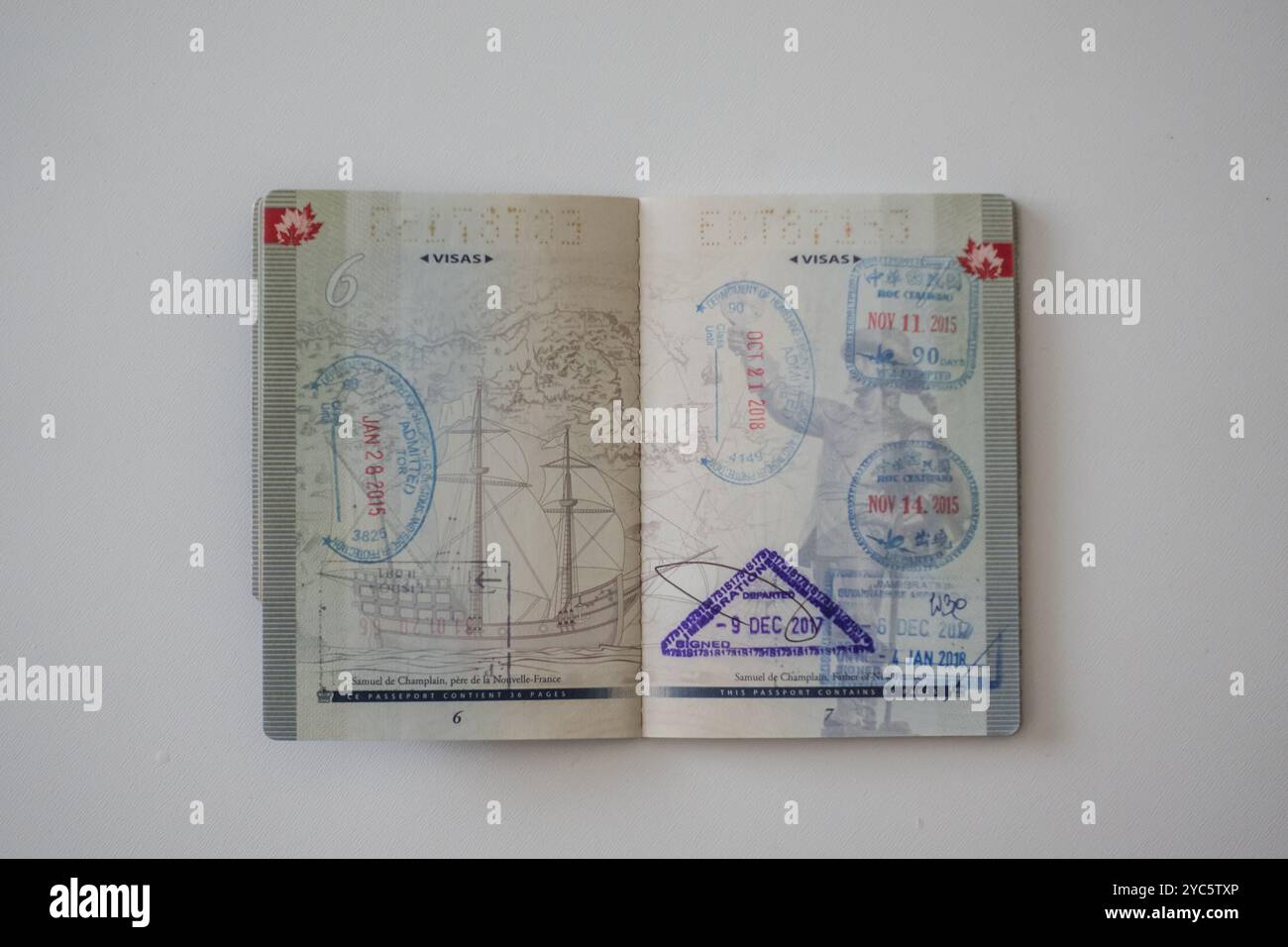 La page des visas à l'intérieur d'un passeport canadien, plein de timbres de différents pays. Chaque timbre représente une destination de voyage différente, présentant le Banque D'Images