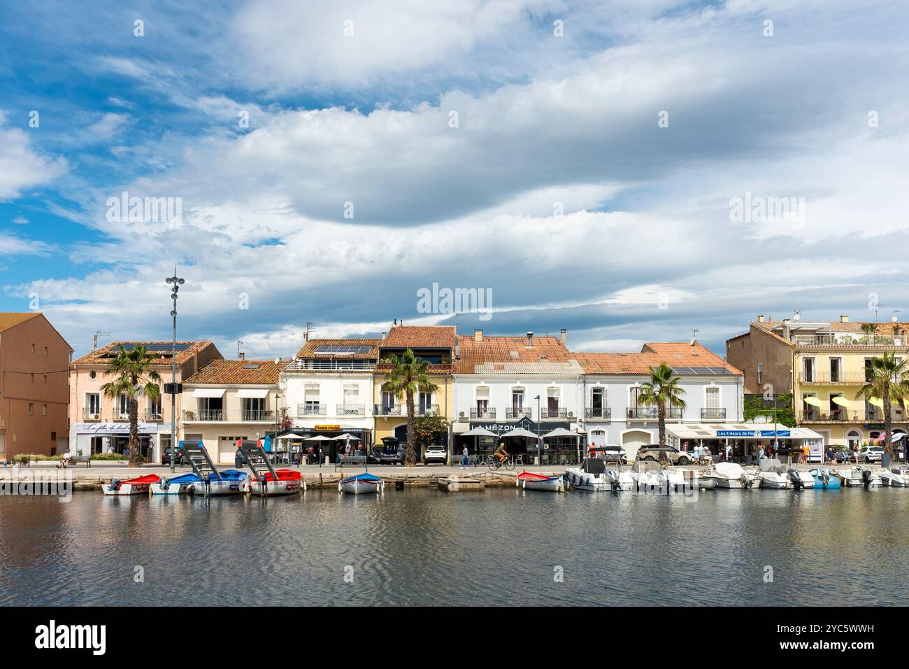 Bars et restaurants le long du quai, Mèze, Hérault, Occitanie, France, Europe Banque D'Images