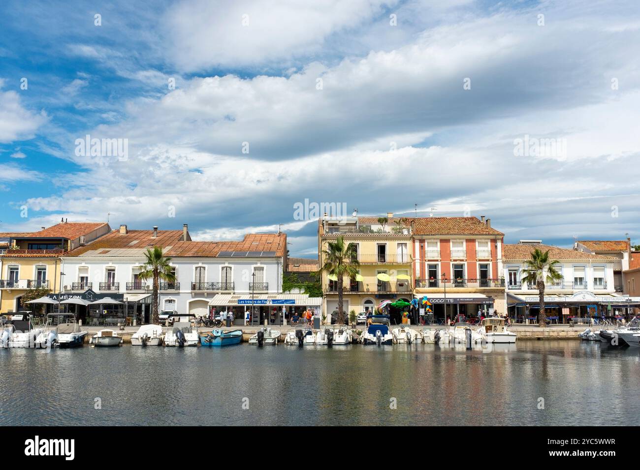 Bars et restaurants le long du quai, Mèze, Hérault, Occitanie, France, Europe Banque D'Images