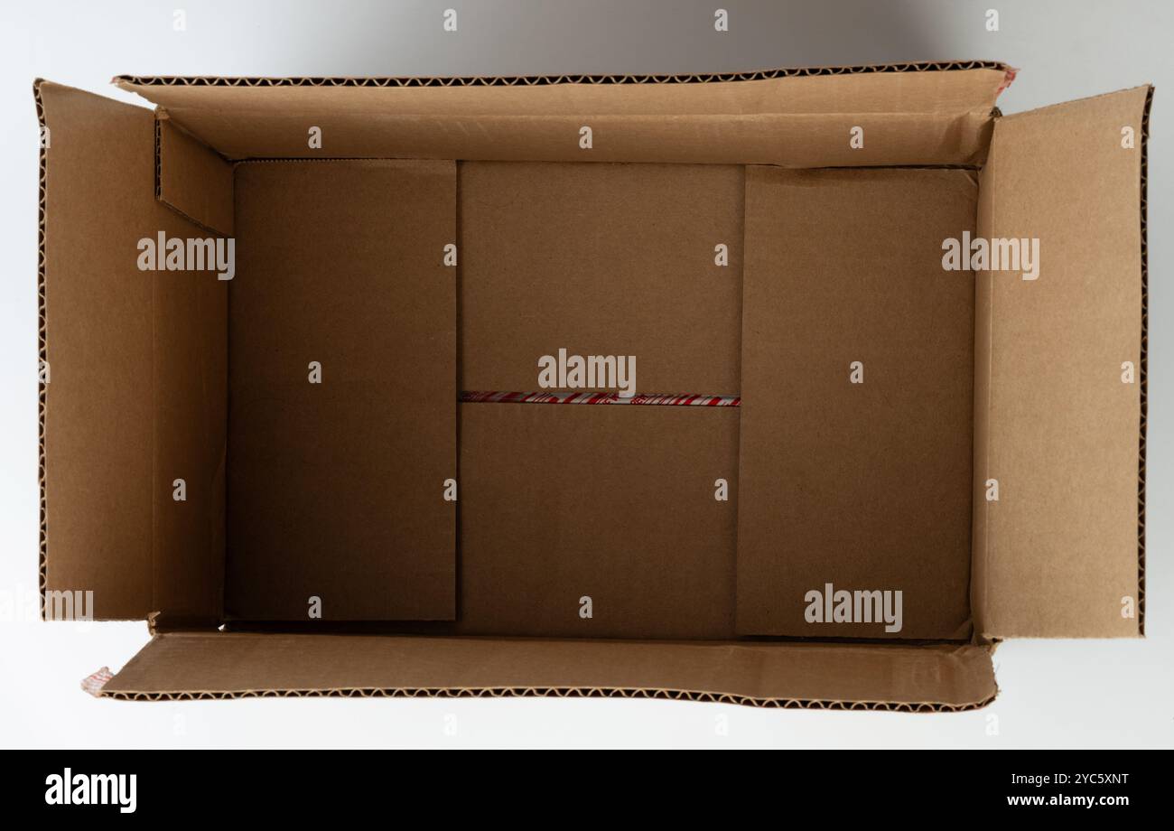 Boîte en carton vide avec intérieur propre attend des articles pour l'emballage ou le stockage, mettant en valeur son design spacieux. Banque D'Images