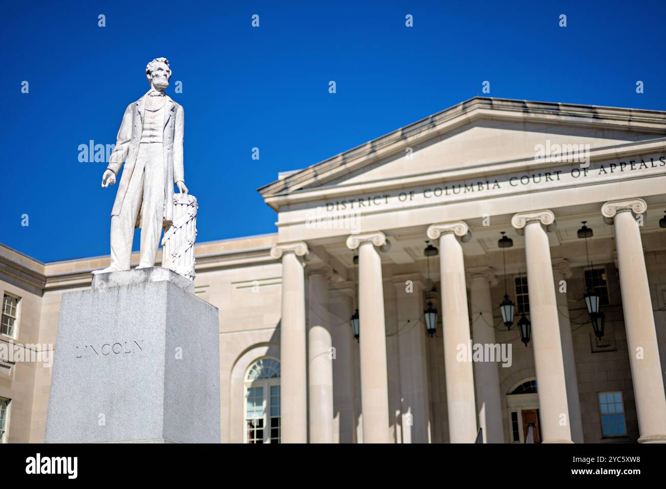 WASHINGTON DC, États-Unis — la statue d'Abraham Lincoln, sculptée par Lot Flannery, se dresse devant la Cour d'appel du District de Columbia sur Judiciary Square. Dédié le 15 avril 1868, il est fait de marbre et fut le premier monument public à honorer Lincoln après son assassinat. Cette statue historique représente Lincoln comme un homme d'État, commémorant son leadership pendant la guerre de Sécession. Banque D'Images