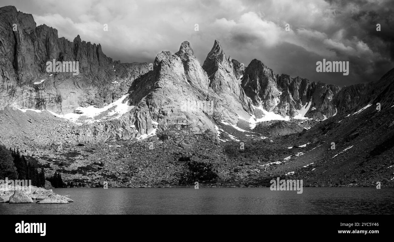 WY05425-07-BW....WYOMING - Shadow Lake et le Cirque of Towers, Bridger Wilderness, Bridger National Forest. Banque D'Images