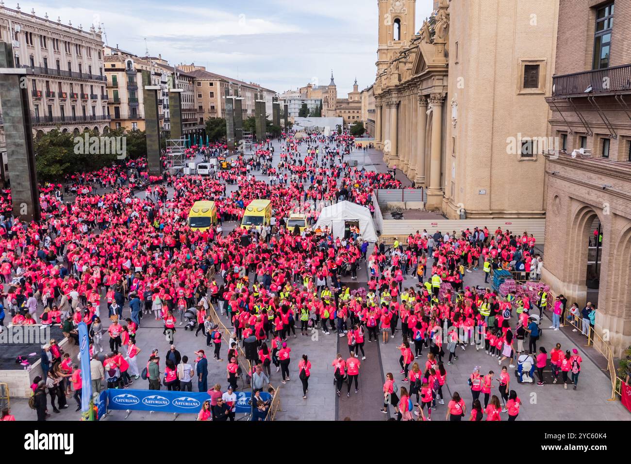 Vue aérienne de 'la Carrera de la Mujer' se terminant sur la Plaza del Pilar à Saragosse, Espagne. Saragosse devient rose ce dimanche dans la course féminine, avec 14,0 Banque D'Images