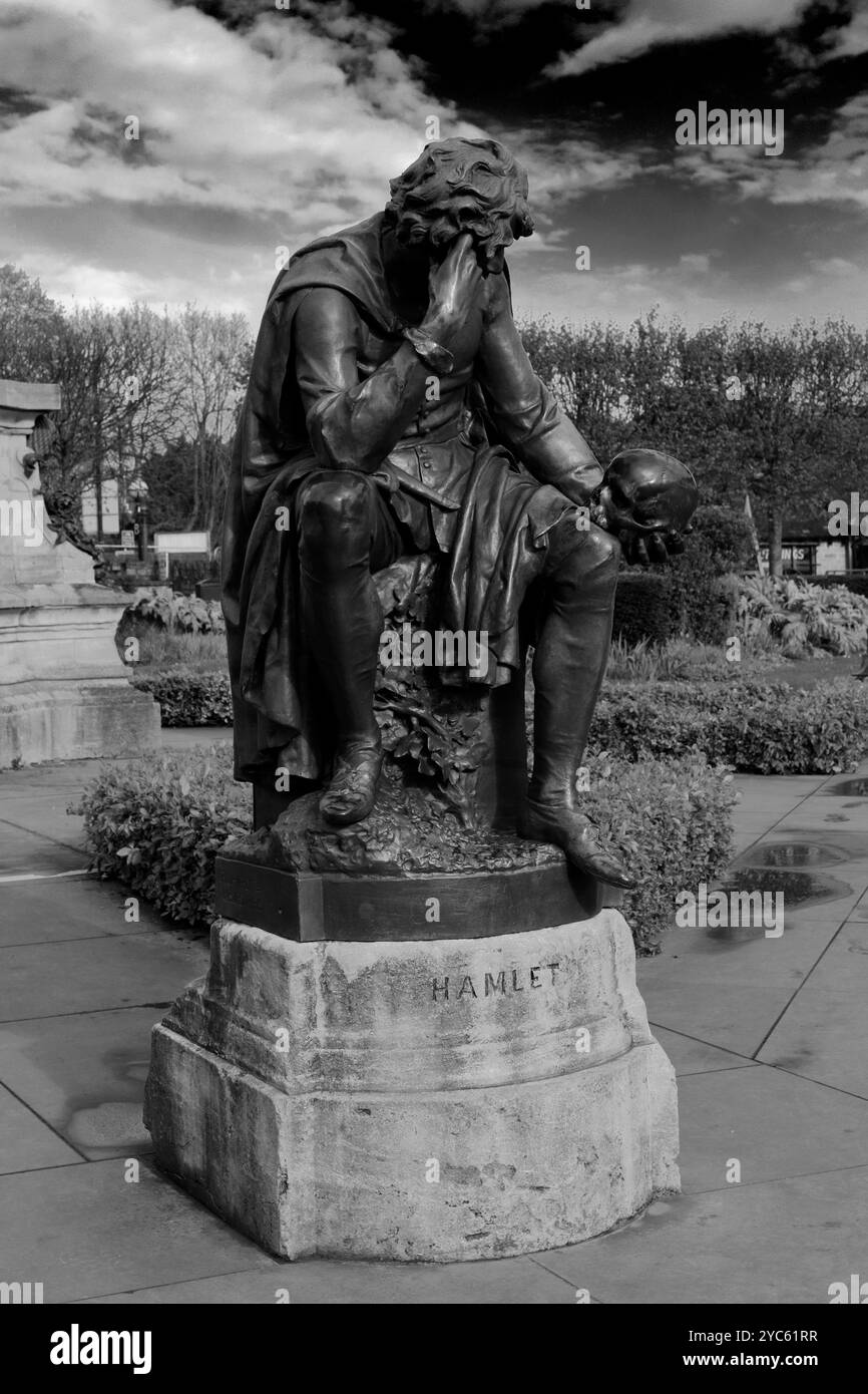 Statue de Hamlet on the Gower Memorial in Bancroft Gardens, Stratford upon Avon, Warwickshire, Angleterre le mémorial présente une statue de William Shake Banque D'Images