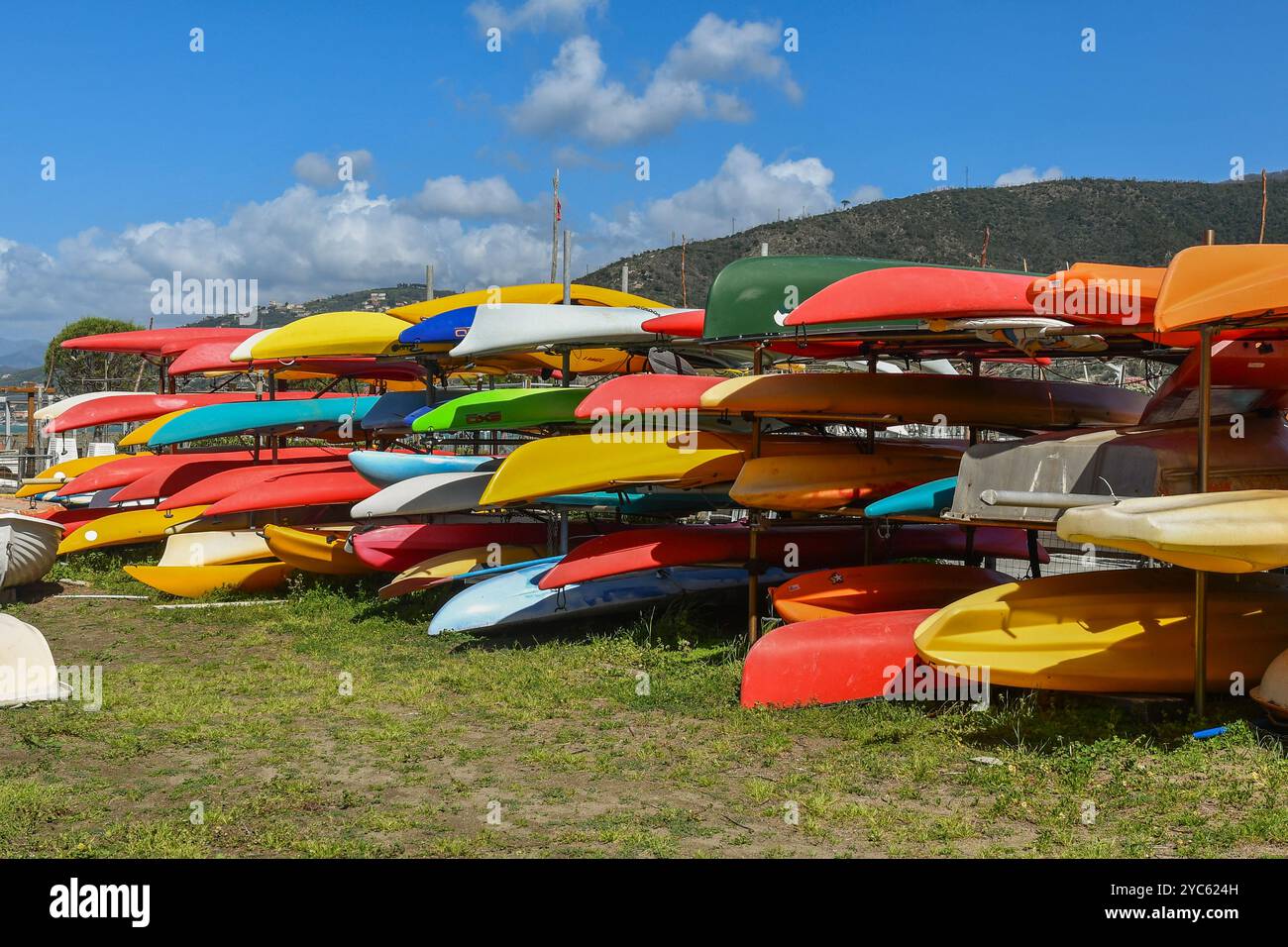 Stockage de kayaks colorés, canoës et sup boards à côté de la plage au printemps, Sestri Levante, Gênes, Ligurie, Italie Banque D'Images