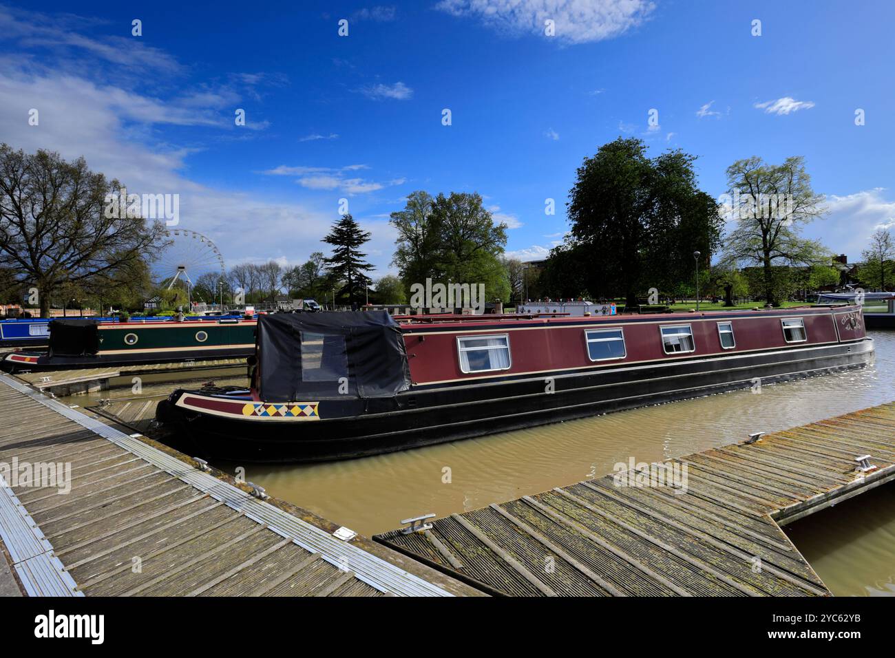 Bateaux étroits dans les mouillages de bateaux à Bancroft Gardens sur la rivière Avon, Stratford upon Avon ville, Warwickshire, Angleterre ; Grande-Bretagne ; Royaume-Uni Banque D'Images