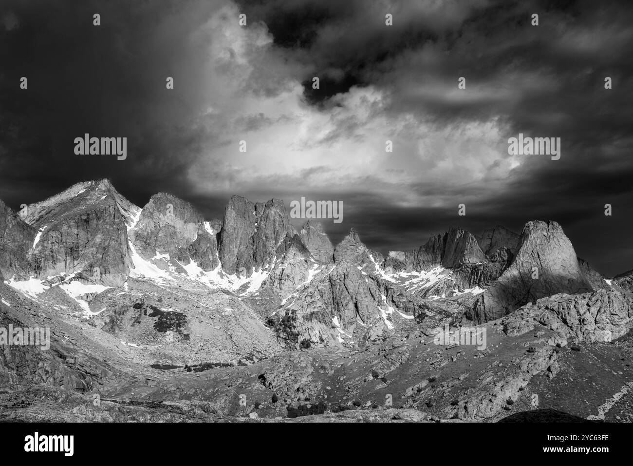 WY05716-00-BW..... WYOMING - Cirque des Tours vu depuis le sentier Big Sandy Pass, Bridger Wilderness, Bridger National Forest. Banque D'Images