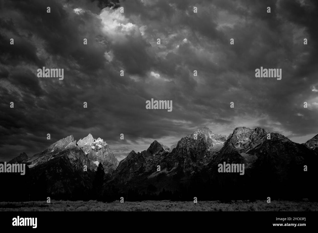WY05748-00-BW..... WYOMING - première lumière sur Grand Teton et la chaîne des Teton. Vue depuis Mountain View Turnout, parc national de Grand Teton. Banque D'Images