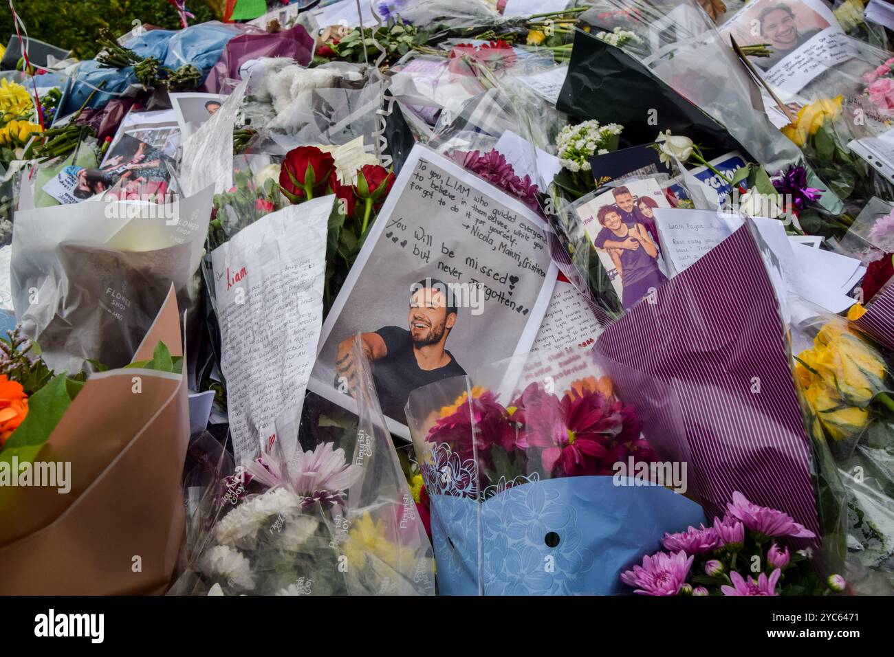 Londres, Royaume-Uni. 21 octobre 2024. Les fans laissent des fleurs et des hommages dans un mémorial pour la pop star Liam Payne devant la statue de Peter Pan à Hyde Park. Le chanteur One Direction est mort après être tombé d'un balcon d'hôtel à Buenos Aires. Crédit : SOPA images Limited/Alamy Live News Banque D'Images