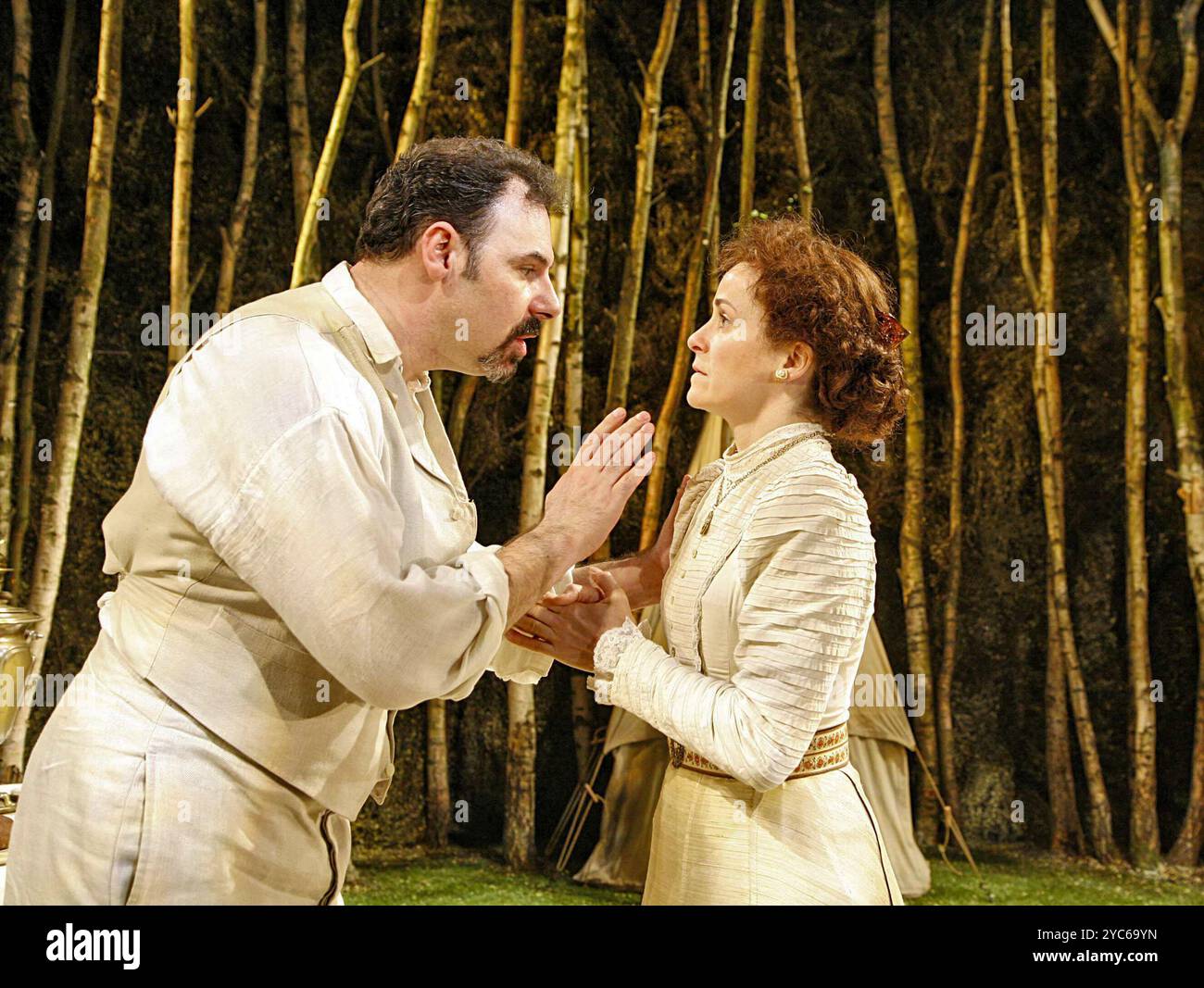 Sean Chapman (Zakhar Bardin), Amanda Root (Polina Bardin) dans ENNEMIS de Maxim Gorky au théâtre Almeida, Londres N1 11/05/2006 dans une nouvelle version de David Hare design : Simon Higlett éclairage : Tim Mitchell réalisateur : Michael Attenborough Banque D'Images