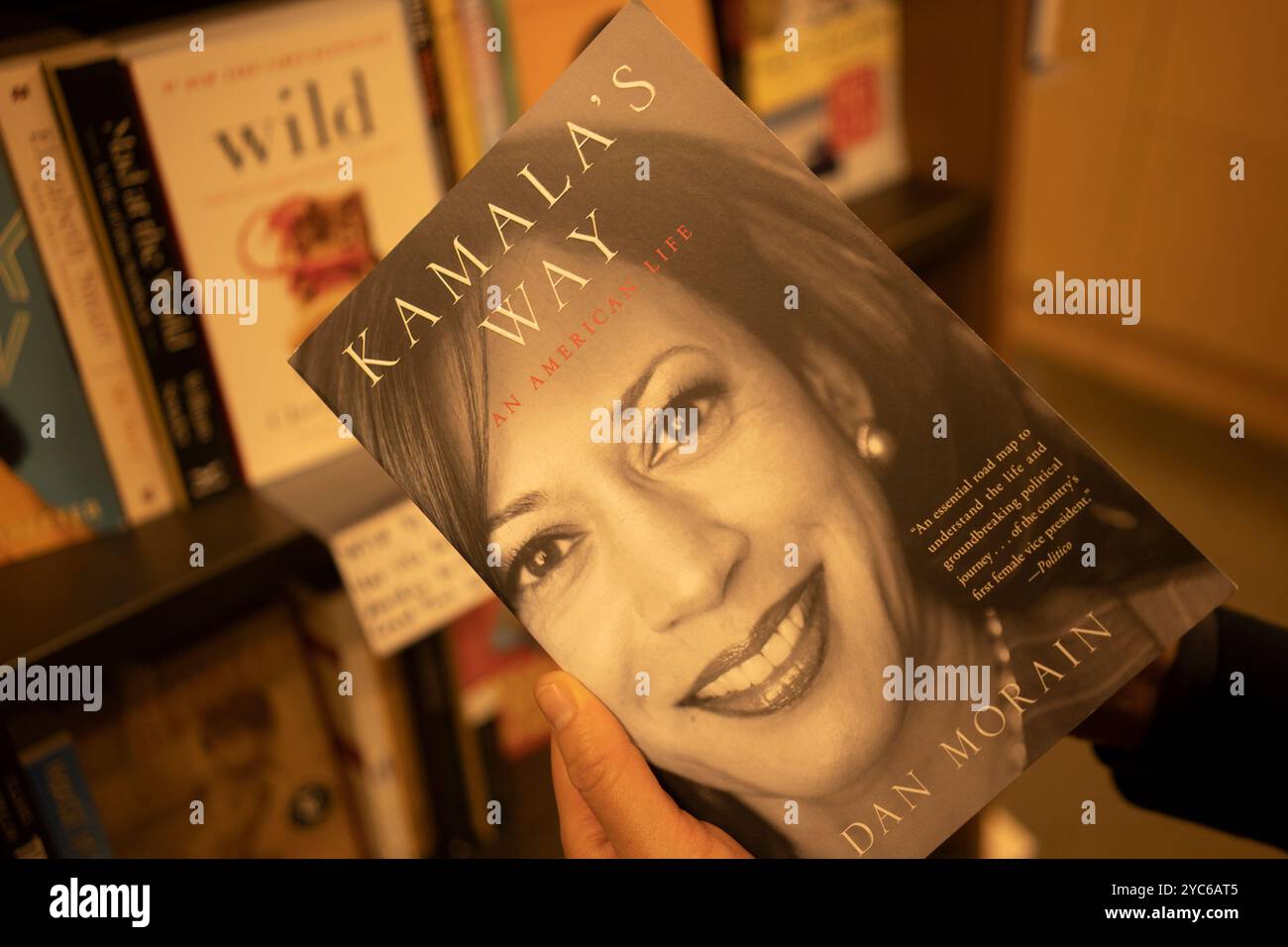 Un lecteur parcourt le livre 'Kamala's Way : an American Life' écrit par Dan Morain dans une librairie de Tigard, Oregon, le dimanche 17 décembre 2023. Banque D'Images