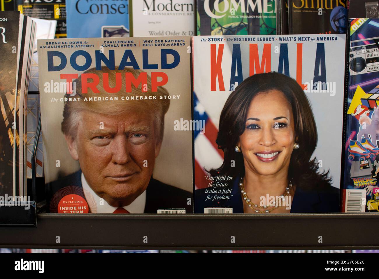 Des magazines publiés par A360 Media avec les nominés présidentiels Donald J. Trump et Kamala Harris sur les couvertures sont exposés dans une librairie à Tigard... Banque D'Images