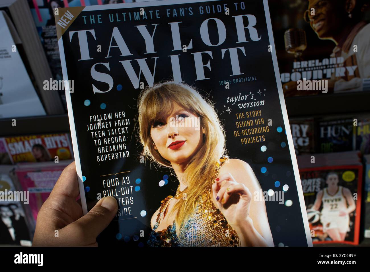 Un lecteur prend un magazine intitulé 'The Ultimate Fan's Guide to Taylor Swift' dans une librairie de Tigard, Oregon, le jeudi 5 septembre 2024. Banque D'Images