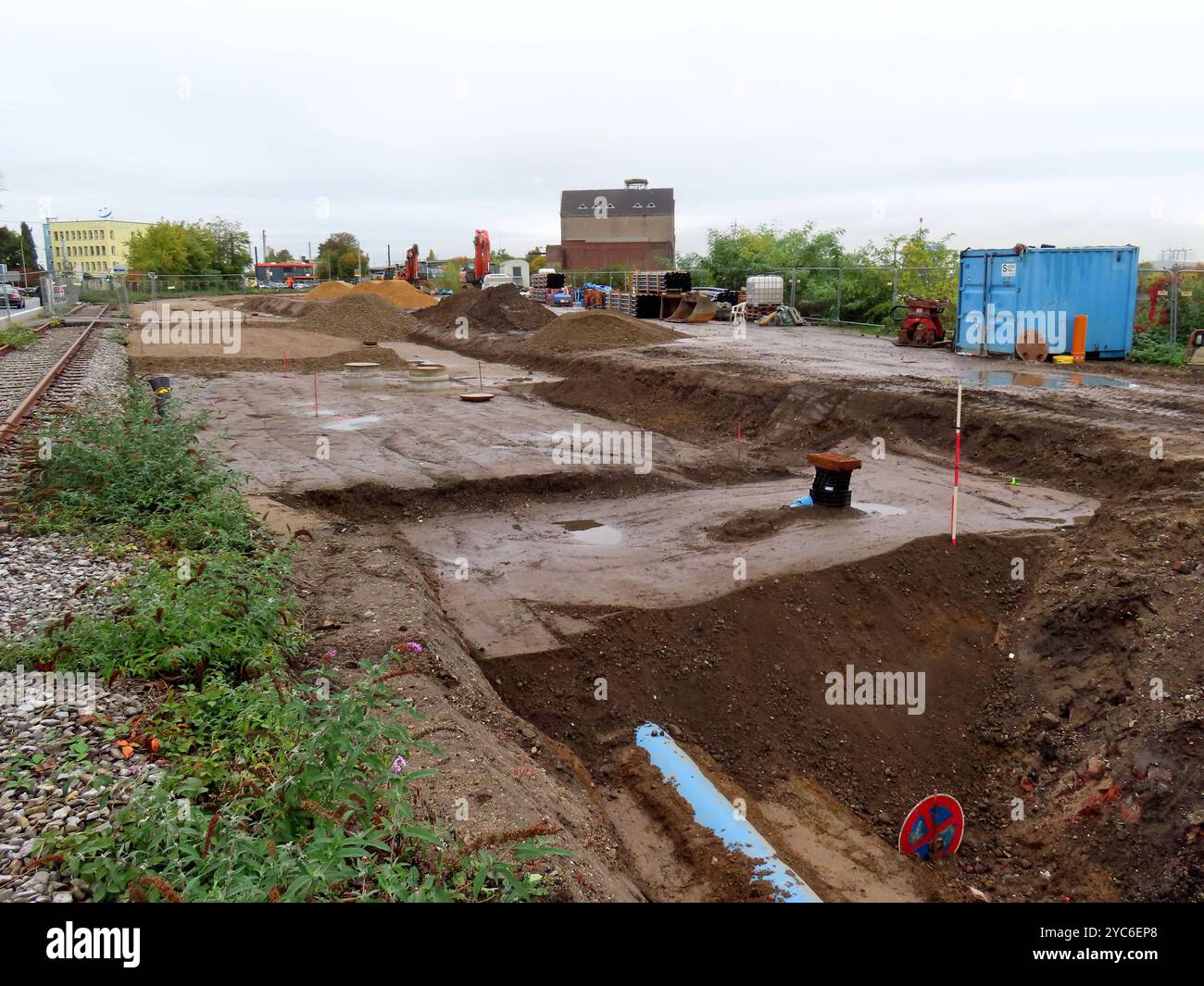 ...Jetzt geht es der ruine und dem Brachgelaende an den Kragen...es wird gebaut... Großbaustelle Brache nahe der Neusser Lagerhaus ruine *** maintenant les ruines et la friche sont en construction grand chantier de construction près des ruines de l'entrepôt de Neuss Banque D'Images