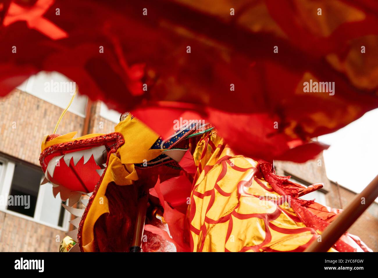 Spectacle de dragon coloré lors de la célébration culturelle du nouvel an chinois dans une banlieue de Chinatown Banque D'Images