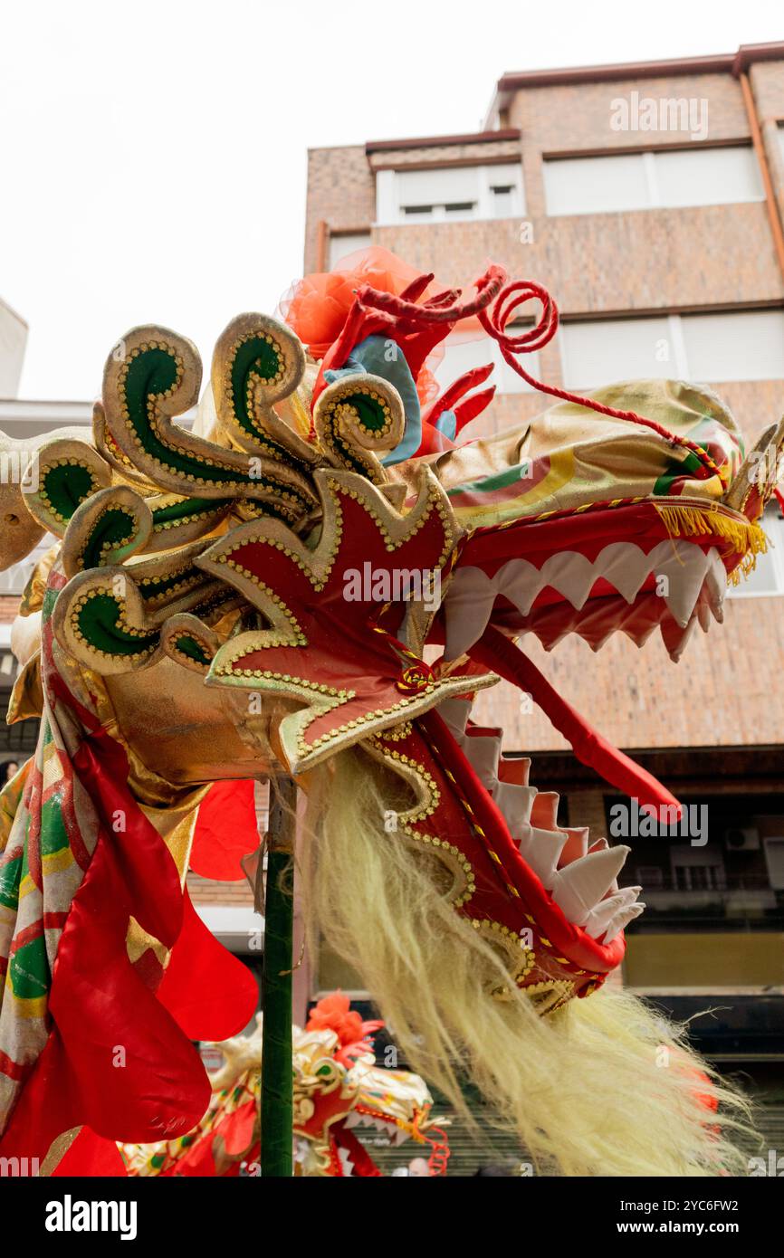 Spectacle de dragon coloré lors de la célébration culturelle du nouvel an chinois dans une banlieue de Chinatown Banque D'Images